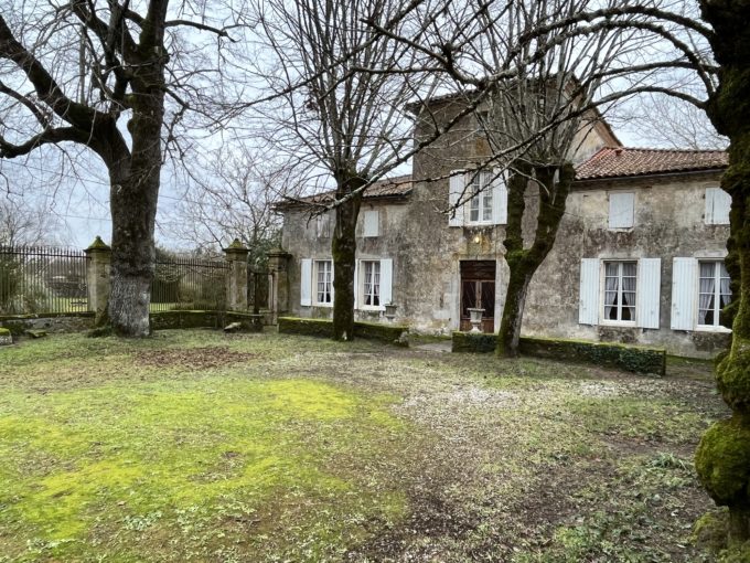 BLAYE – PRIEURÉ – PROPRIÉTÉ PIERRE – 10 PIÈCES 315 M² SUR PARCELLE DE  12 780 M²