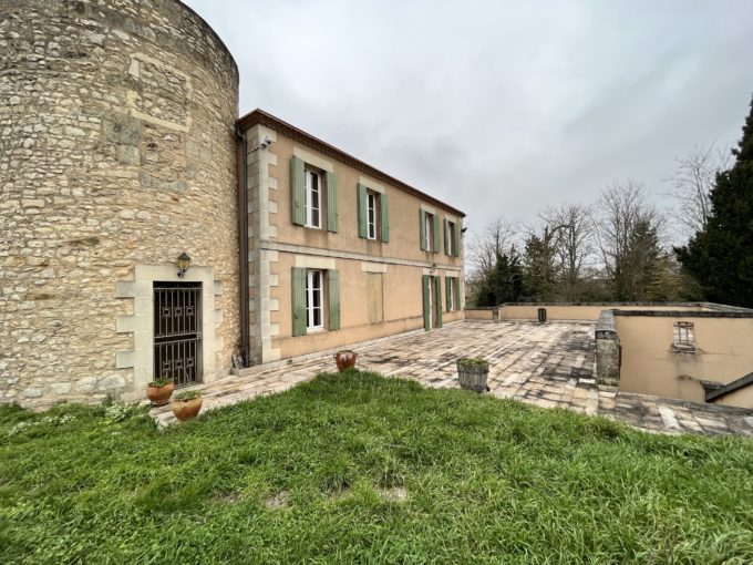 BLAYE – PROPRIÉTÉ EN PIERRE APPARENTE – 4 PIÈCES – 180 M² SUR PARCELLE DE 9000 M² 