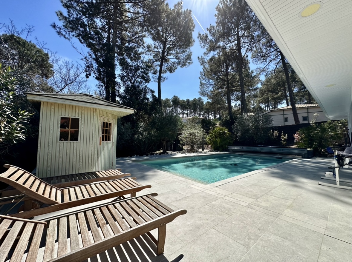 BISCARROSSE GOLF – Maison plain-pied – 150 m² sur terrain de 1166 m² avec piscine, sauna et garage