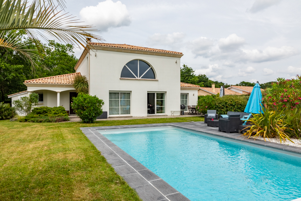 SAINT-SULPICE-ET-CAMEYRAC – Villa 7 pièces de 215 m²,avec piscine et garage, sur parcelle de 1 826 m²
